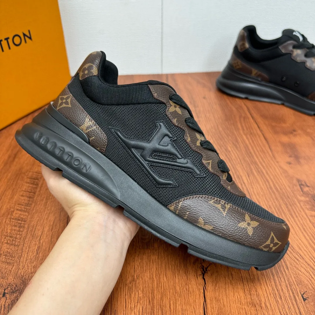 Men's shoes: 480💰LV Classic men's sports shoes are shipped. Lightweight thick-soled chubby bread shoes, super versatile and multiple styles are coming! This sneaker is made of smooth cowhide punching and grained cowhide stitching to create an elegant design. Grained cowhide is stitched with technical mesh, and smooth cowhide and grained cowhide are combined in multiple styles. The color is classic and versatile, and it can be easily integrated into various styles. The eye-catching LV letters are marked on the side of the shoe, the tongue is decorated with LV embroidered letter web logo, the brand logo is screen-printed on the heel, and the lightweight rubber outsole is embellished with Vuitton's personalized logo. The fabric-lined foot pads make your feet fashionable, handsome and versatile! Comes with full original packaging! Size: 38-44, customized 45